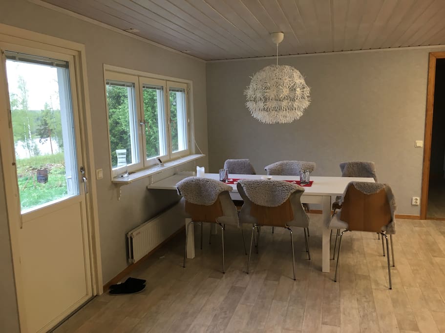 Matplats med plats för 6-8 personer
Kitchen table with seating for 6-8 persons
