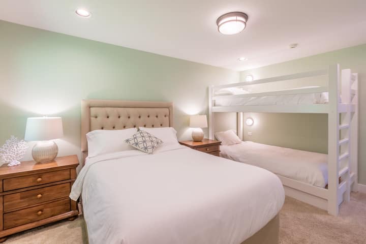 מיטת קווין סייז, מיטה זוגית גדולה בגודל XL. טלוויזיה חכמה בגודל 30אינץ '. סאונד Bose.