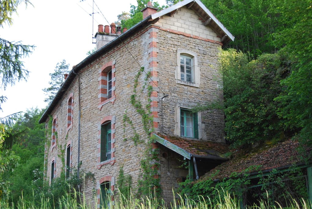 Moulin de Corde is nestled against a cliff-face in a rural setting on the edge of the village.
