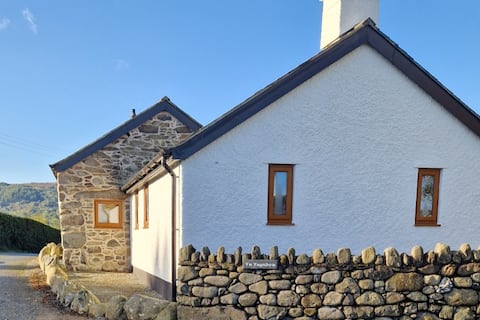 Cosy Traditional detatched Welsh stone Cottage
