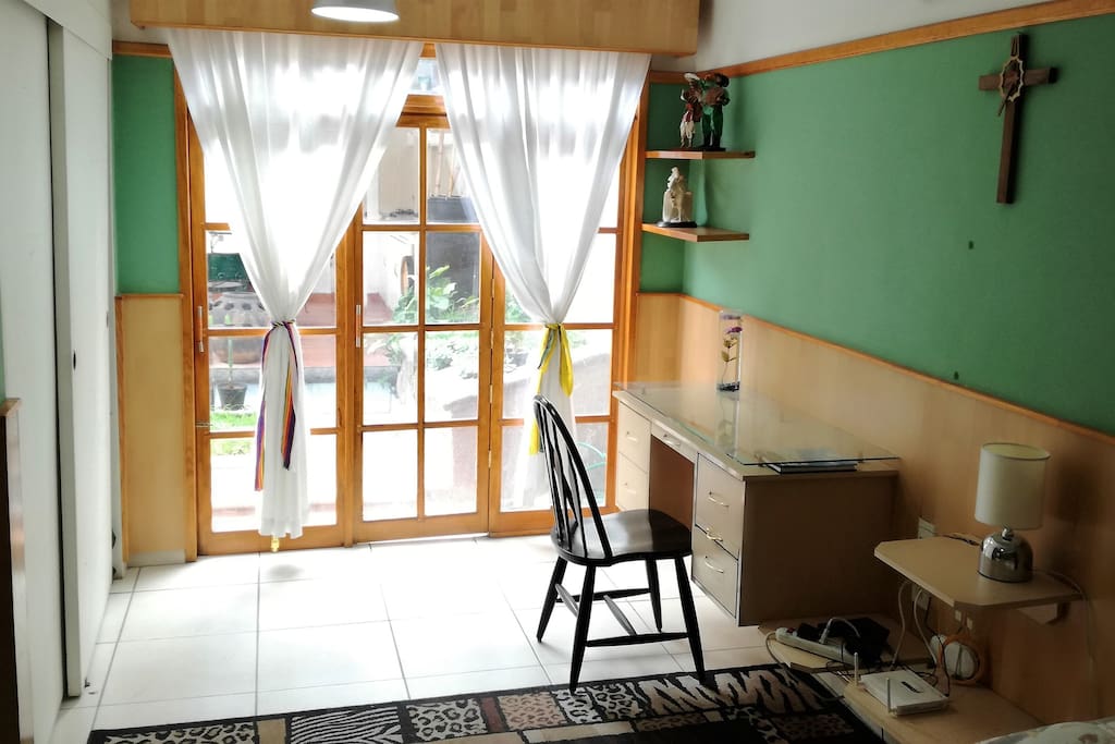 Habitación con escritorio