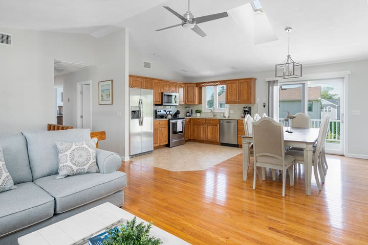 3 Beaches within 2 miles, A/C, Newly Renovated!