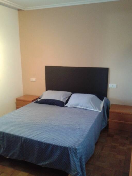 cama de matrimonio de 1.50, baño en la habitacion