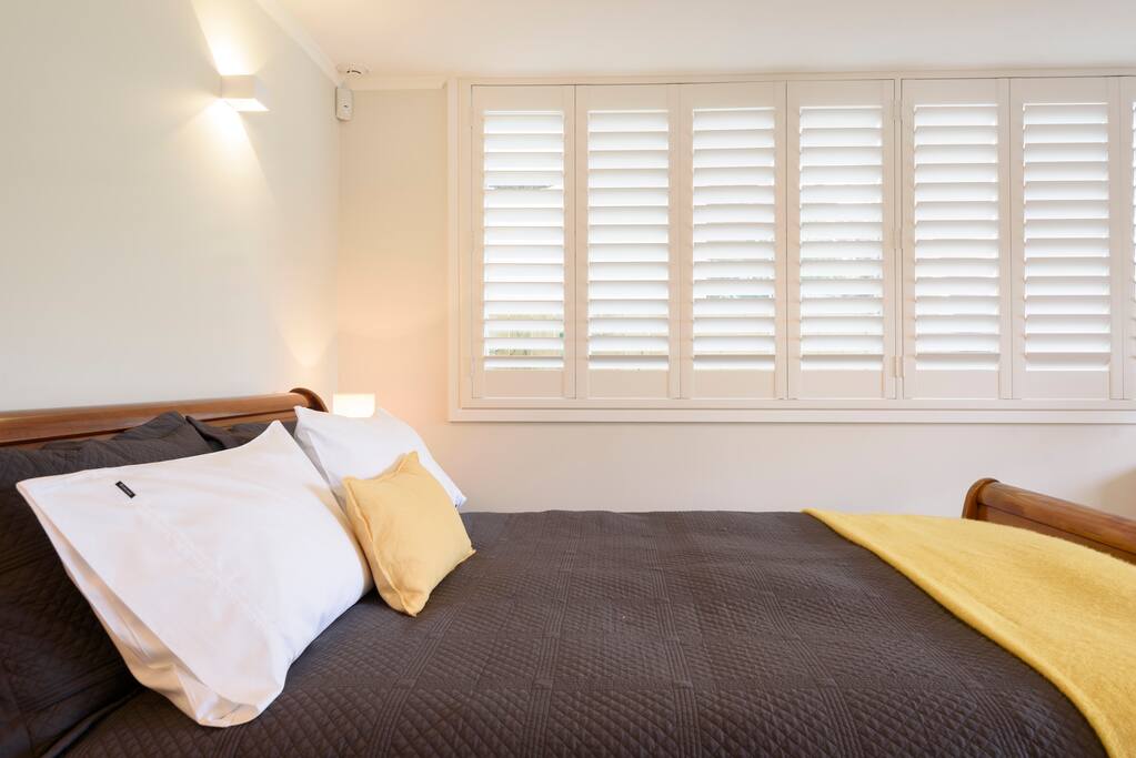 Egyptian cotton sheets, lightweight duvet and feather duvet