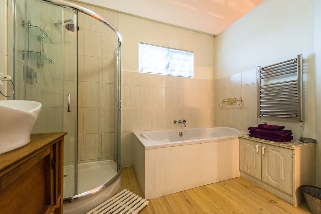 Loft Apartment: Full Bathroom