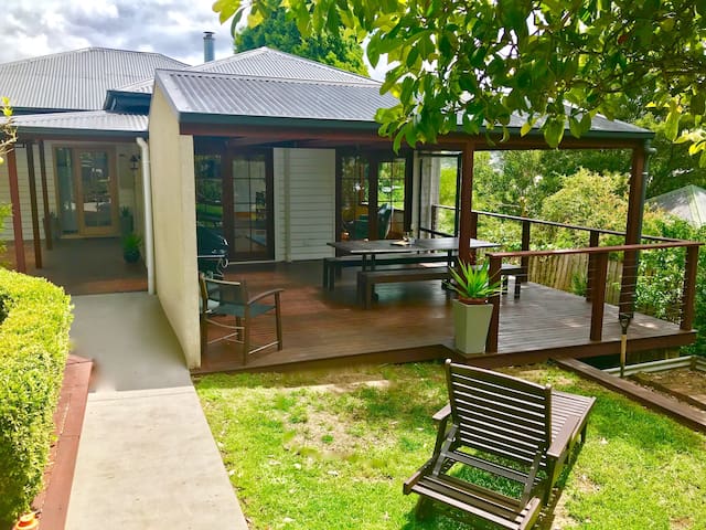 Central CBD Whole house views Free WI FI Netflix.