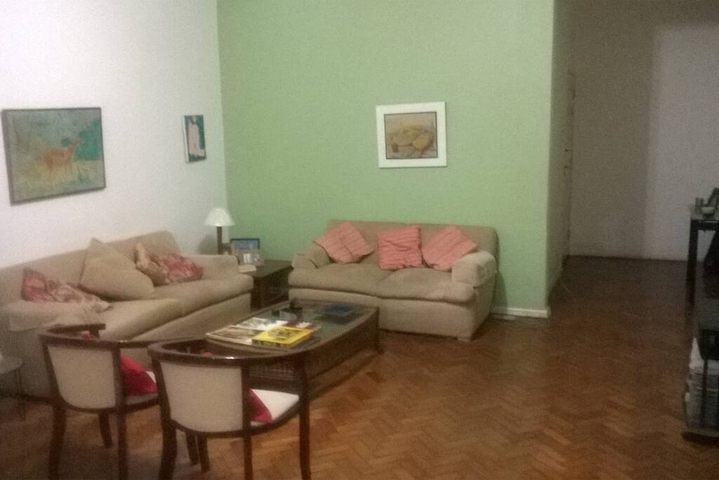 Sala ampla com TV HD - Large living room with HD TV
