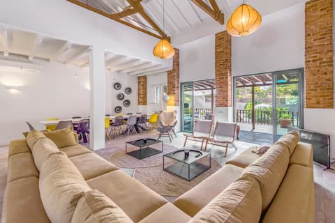Popular Airbnb listing: Ferragudo, 16-persoons luxueus Beach House in Ferragudo