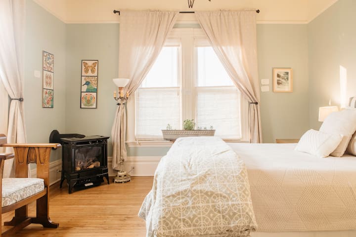 غرفة نوم مع مدفأة