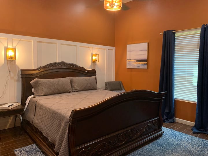 Grote slaapkamer #3 hoofdsuite met kingsize bed.