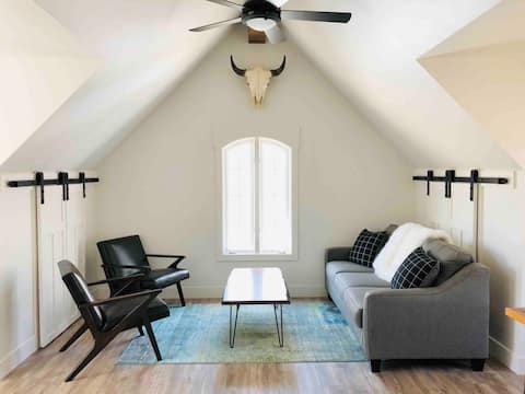 Modern Apartment in Historic Neighborhood near ISU