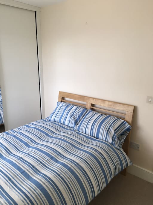 Quiet Double Bedroom with built in Wardrobe & Mirror