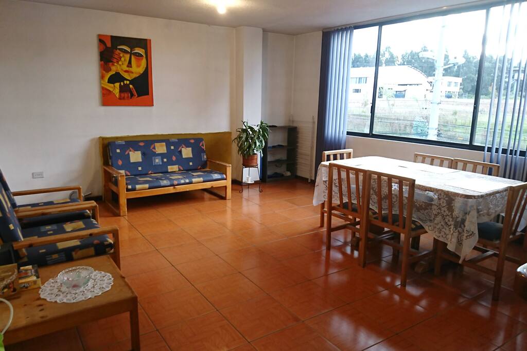 La sala y comedor son áreas de uso común, son acogedoras y la vista desde aquí da a la avenida principal.