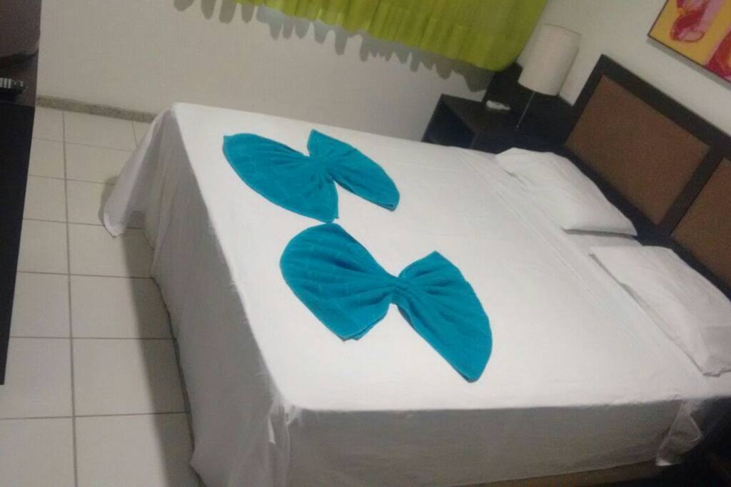 Quarto com cama de casal.