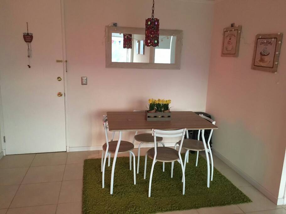 Comedor 4 sillas + 4 bancas individuales