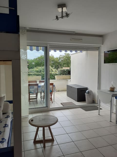 Annonce Airbnb populaire: Cozy apartment with large terrace and parking. à Moliets Et Maa