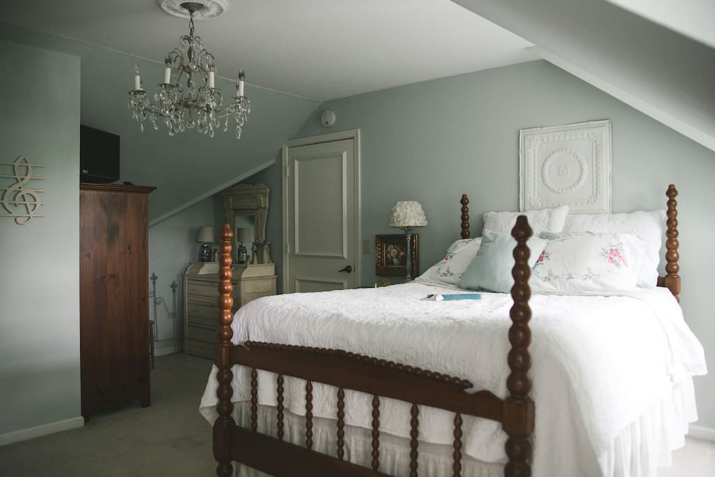 Queen Bedroom