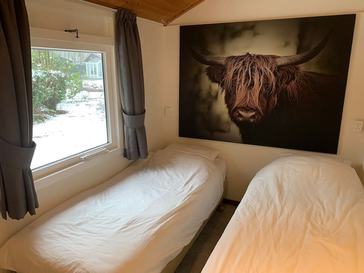 Стая 1 има 2 единични пружини. Можете да ги плъзнете заедно или да ги разделите. В тази стая има мивка и просторен гардероб.