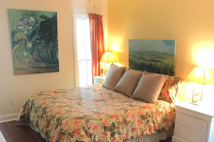 חדר שינה ראשי במפלס הראשי - מיטת קינג עם אמבטיה מלאה צמודה