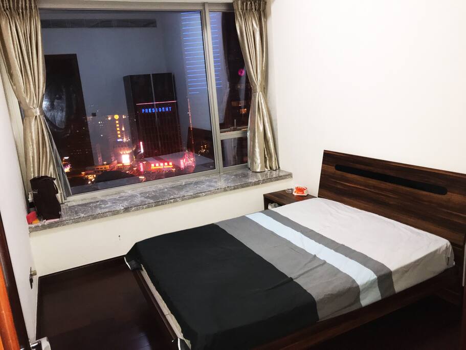 独立空间 整洁又美观 舒适双人床 每天拥有个好睡眠 第二天起床会让人感觉精气神十足(ps:都是夜晚拍的,因此显得光线有点暗)