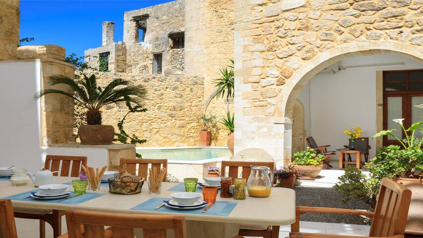 Historic Venetian Castle ideal for family events! gallery image 4