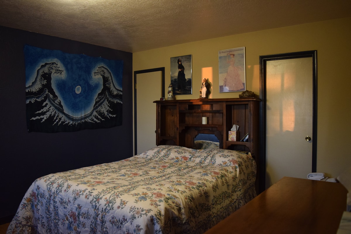 Chumba cha kulala cha pili katika nyumba kuu, bafu upande wa kulia, kabati upande wa kushoto