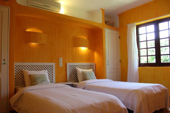 Dormitorio doble con dos camas individuales