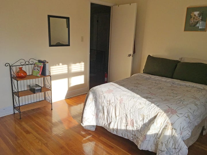 Chumba kikuu cha kulala. Vizuri sana. * Nilibadilisha kitanda hiki na malkia 11-14-19