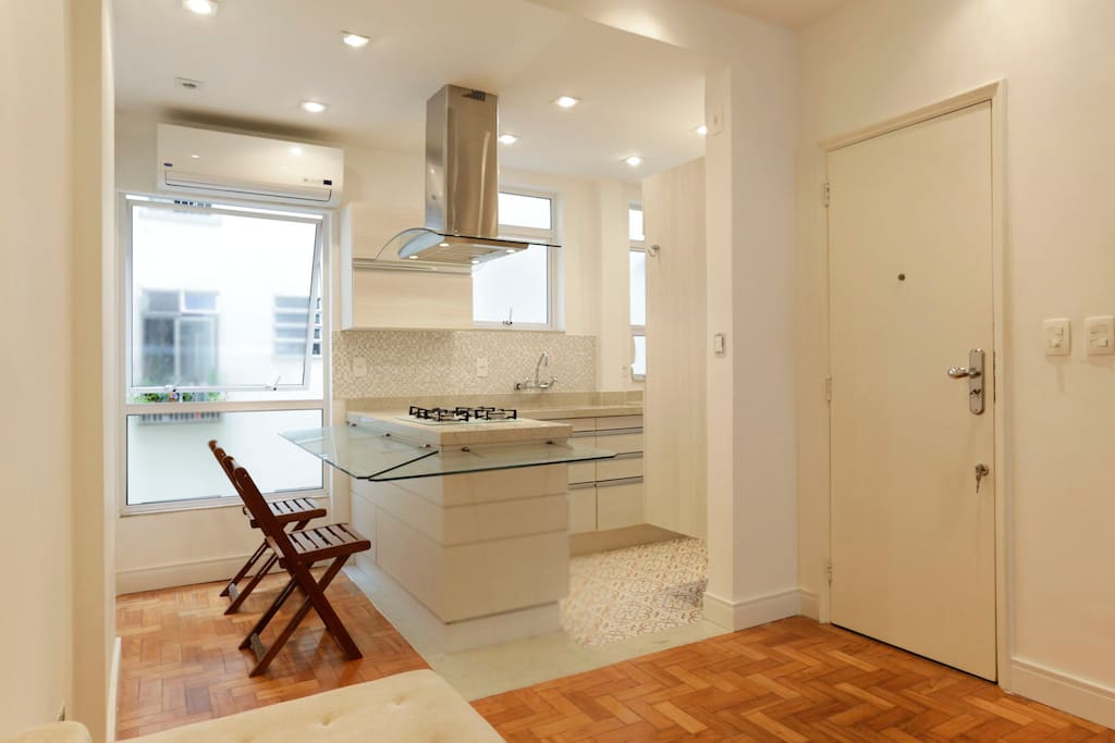 Sala contemporanea com cozinha integrada