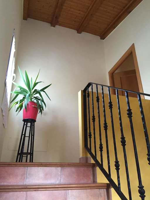 A la casa se accede desde una terraza de 12 m2 en la planta baja.