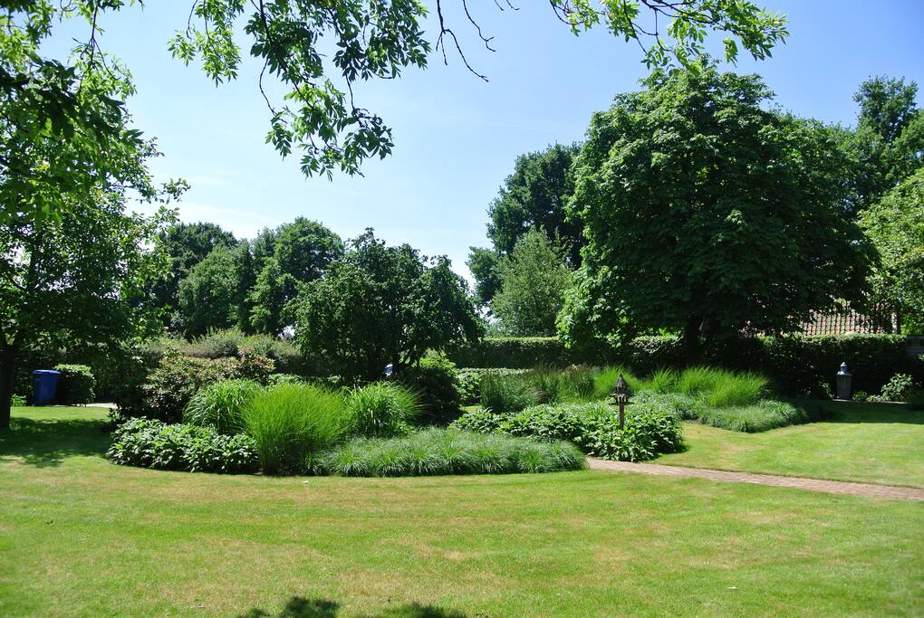 Een deeloverzicht van de tuin van 3.500 vierkante meter.