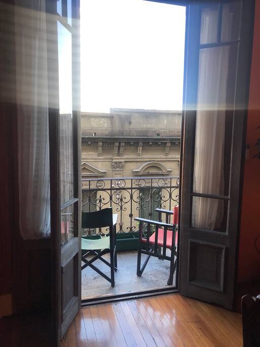 Balcon corrido con vista a calle Estados Unidos