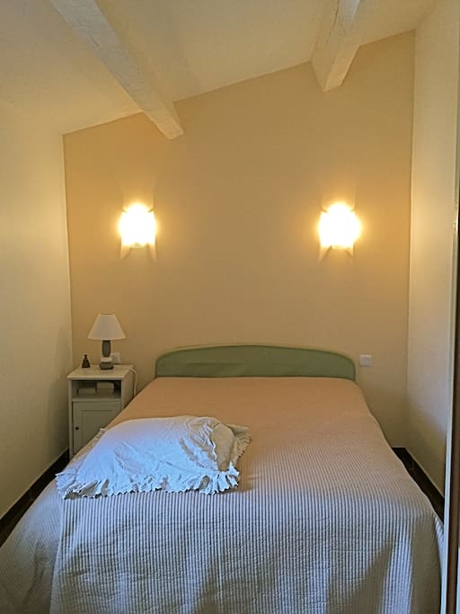 Chambre sous toits avec poutres apparentes
