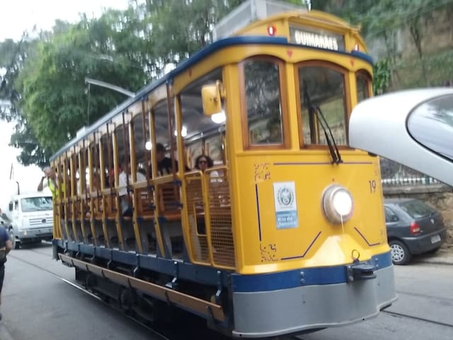 Quarto charmoso em apartamento bem localizado.