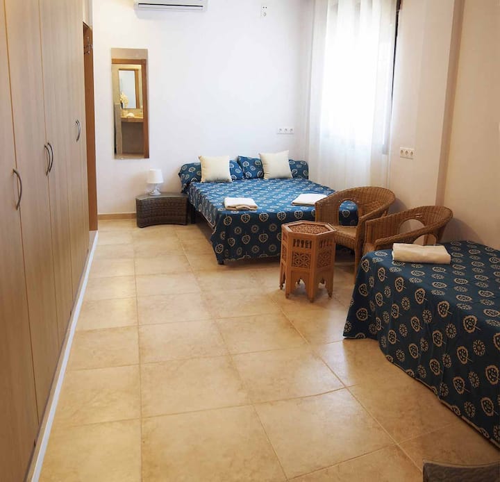 Suite room. / Bedroom suite.