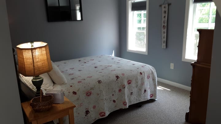Queen room