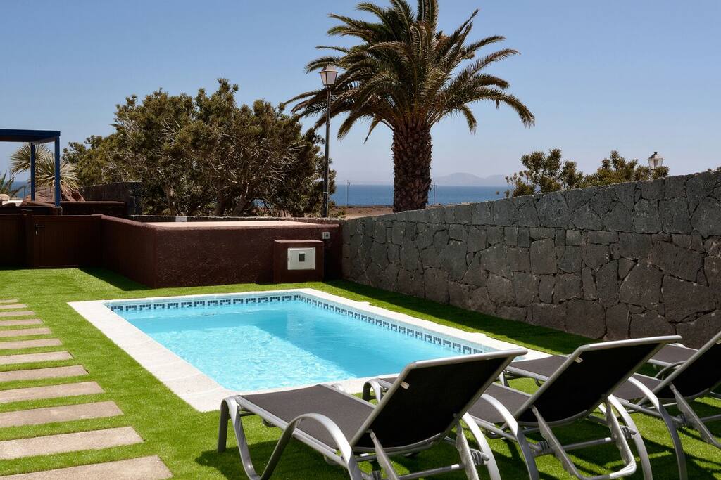 Private swimming pool - Piscina con vistas al mar