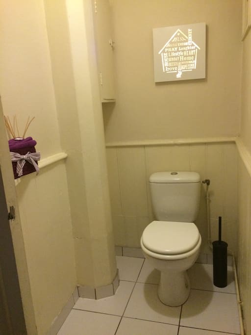 Toilettes séparées de la salle de bains.