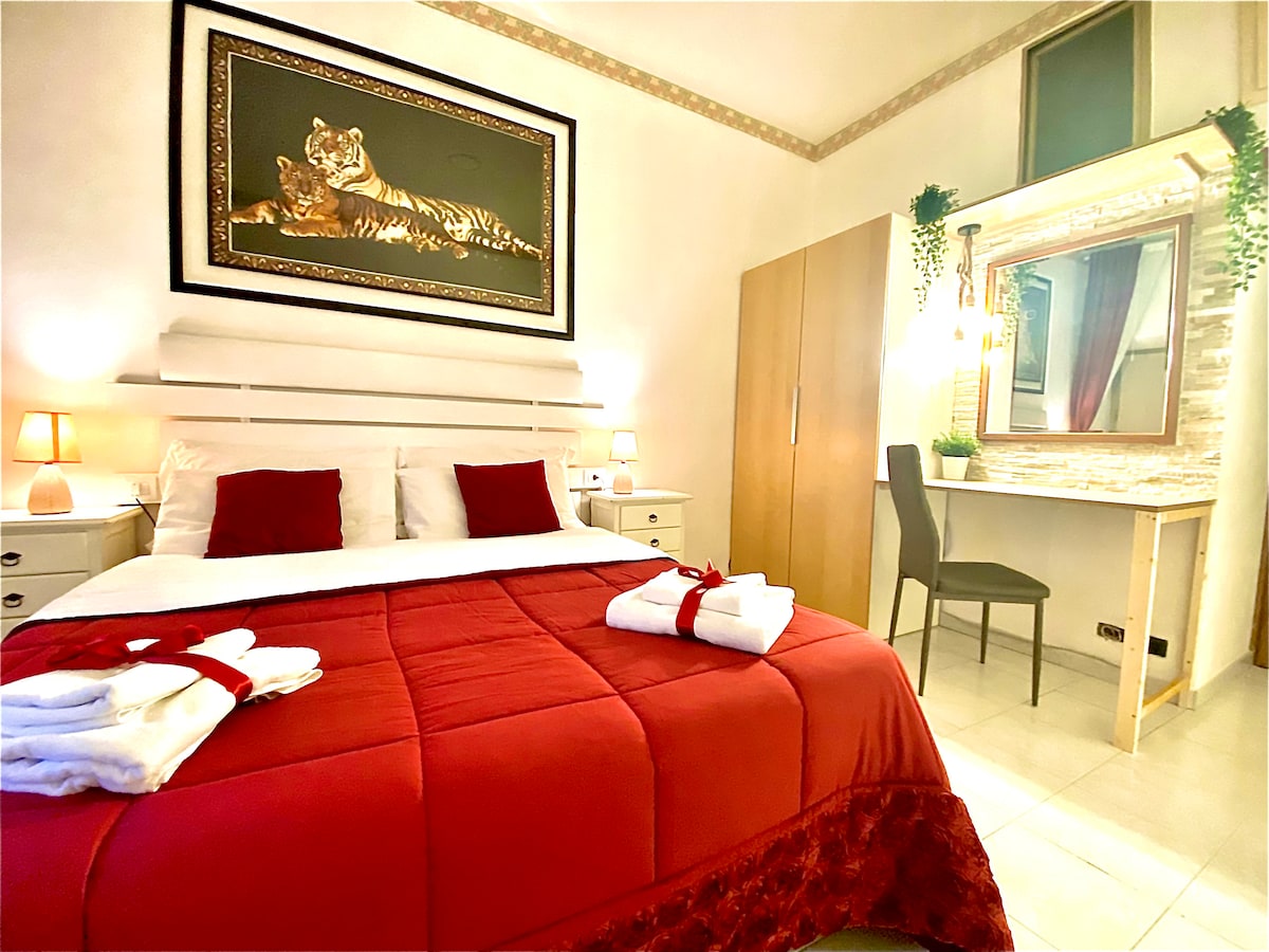 Hlavná spálňa s kúpeľňou, písací stôl so zrkadlom, malý balkón a klimatizácia