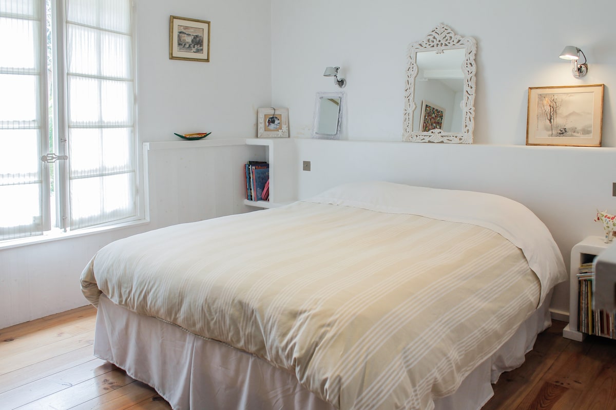 Casa principal, dormitorio de planta baja/ Chambre RDC 