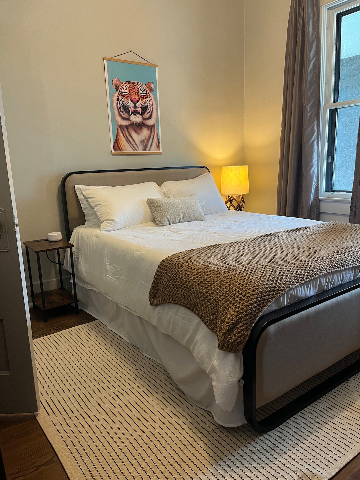 غرفة النوم 2 - مرتبة ميموري فوم تبريد كوين، خزانة ملابس، آلة صوت، مروحة سقف، منافذ بجانب السرير، رفوف أمتعة، طاولة كي ومكواة في الخزانة 