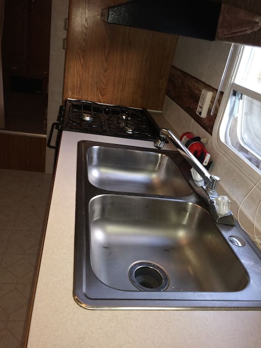 Great size kitchen, has hot and cold water