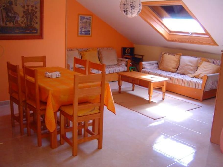 un amplio salon comedor