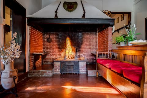 Top Airbnb: Charming Villa, Heart of Tuscany, Private Pool in Gambassi Terme