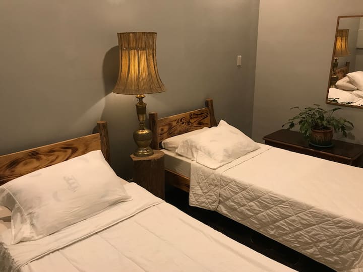 سريران مفردان كبيران بسريرين كبيرين