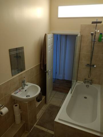 Comfy, spacious 2B flat leafy South Manchester. gallery image 5