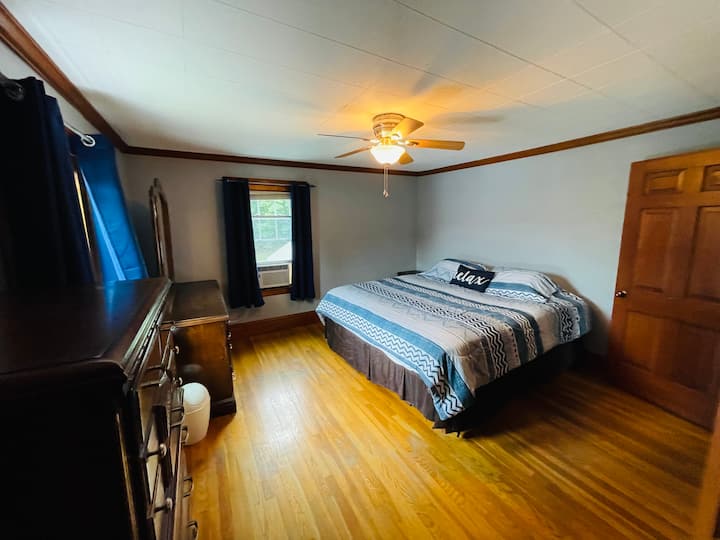 第二间卧室还设有一张加大双人床、2扇窗户、厨房、带镜子的梳妆台、床头柜和全套衣柜