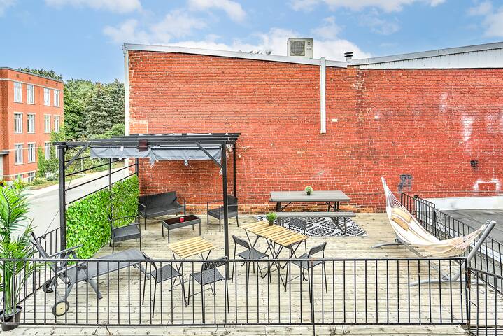 Loft with Mezzanine + Catamaran Net & Free Parking gallery image 3