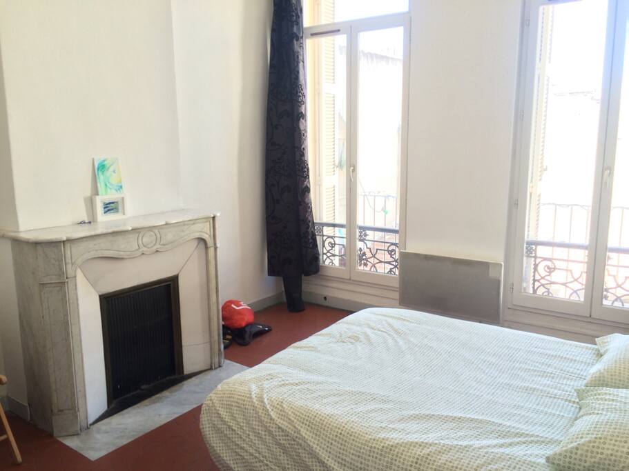 La chambre donne sur le balcon côté cour