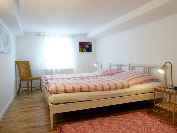 Ზედა სართული / საძინებელი ორადგილიანი საწოლით